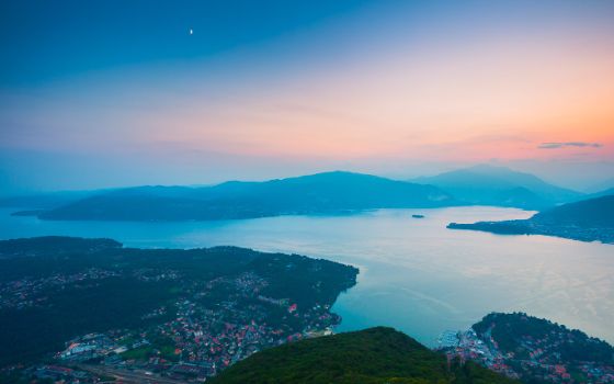 Abendstimmung über dem Lago Maggiore mit Blick auf See, Hügel und Häuser bei Sonnenuntergang