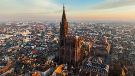 Luftaufnahme des Strassburger Münsters mit Blick über die Dächer der Altstadt bei Sonnenuntergang.