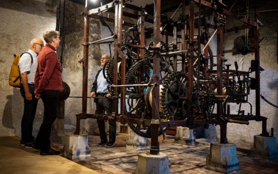Besucherinnen und Besucher betrachten das historische Uhrwerk der Zytglogge in Bern bei einer Führung.