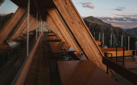 americanexpress-magazin-suedtirol-sehenswertes-santnerpass-huette-stagestatic
