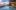 Haus mit Pool und mehreren Liegen, im Hintergrund Meer