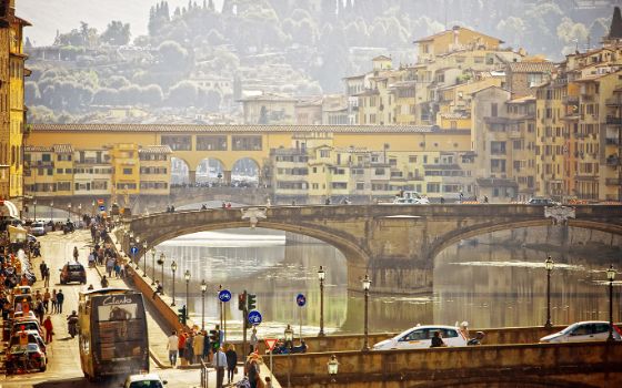 Ponte Vecchio und Altstadt von Florenz bei weichem Licht mit Blick auf die Brücke und historische Häuser am Flussufer