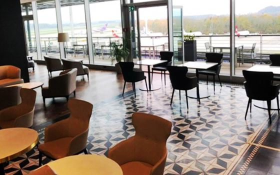 Die Aspire Lounge am Flughafen in Zürich bietet einen grosszügigen Ausblick auf das Rollfeld mit den Flugzeugen.